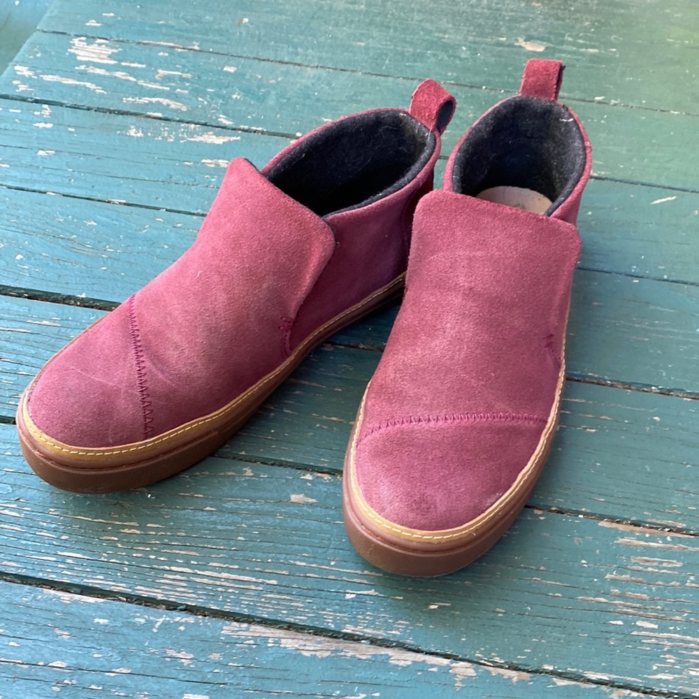 🍇TOMS Paxton Slip ons. Size 7. Reddish/Purple.